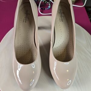 Clark's  Women's Pink Cream Pumps Size 8.
